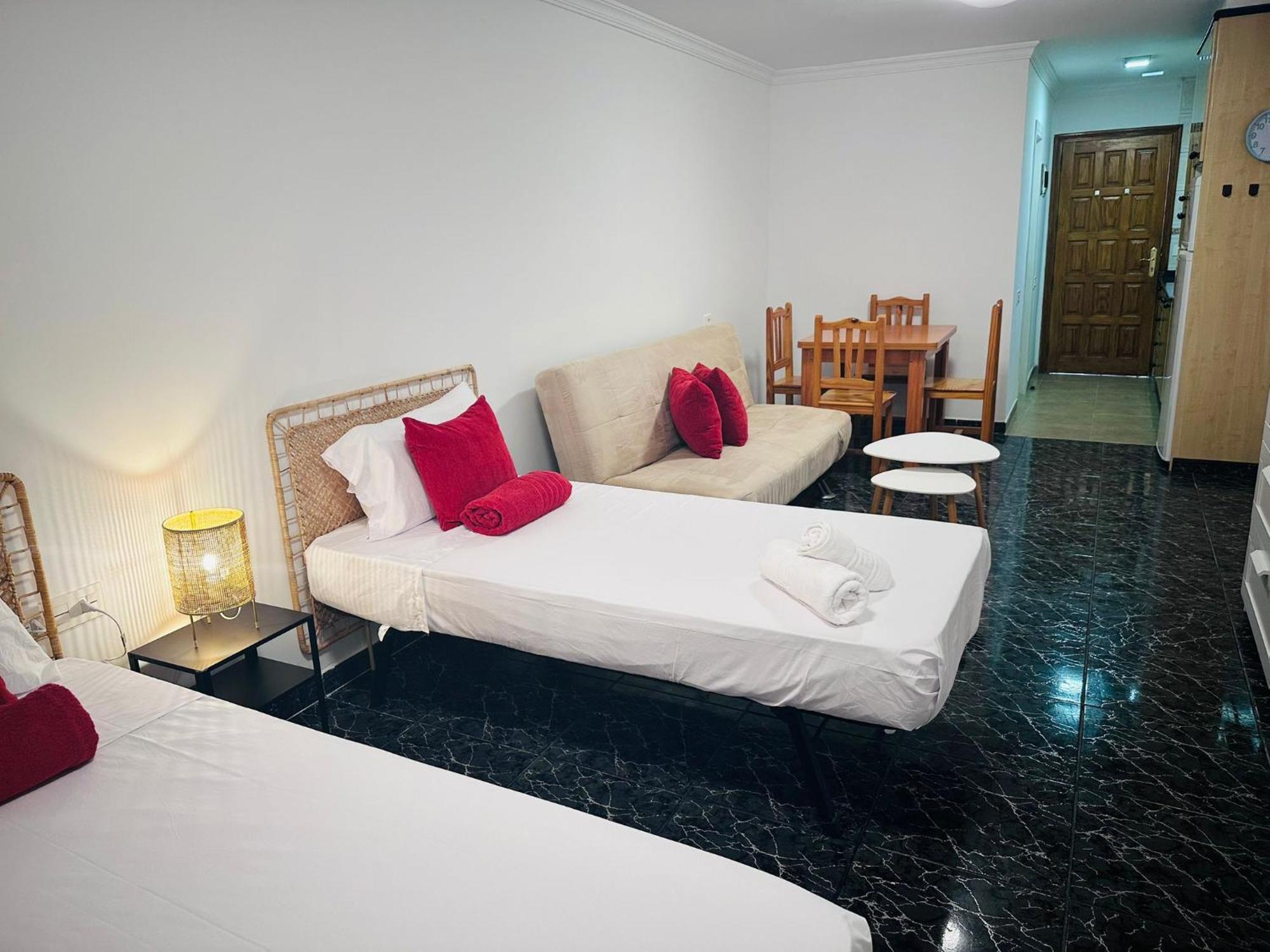 Cozy 2-Bed & Sofa-Bed Studio In Los Cristianos Лос Кристианос Экстерьер фото